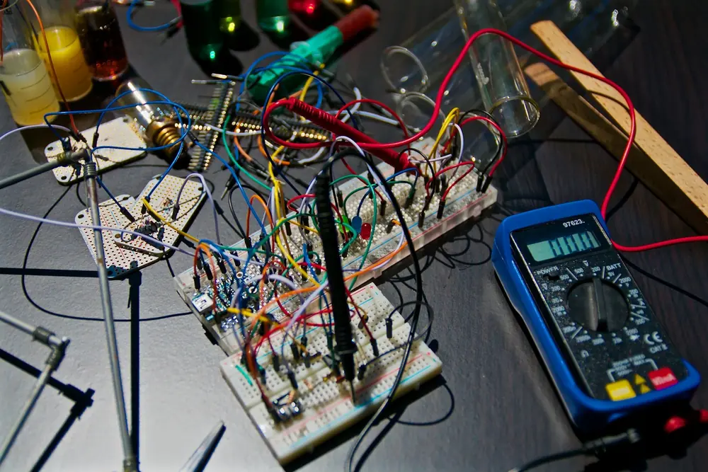 Cartes électroniques sur un banc de test en laboratoire