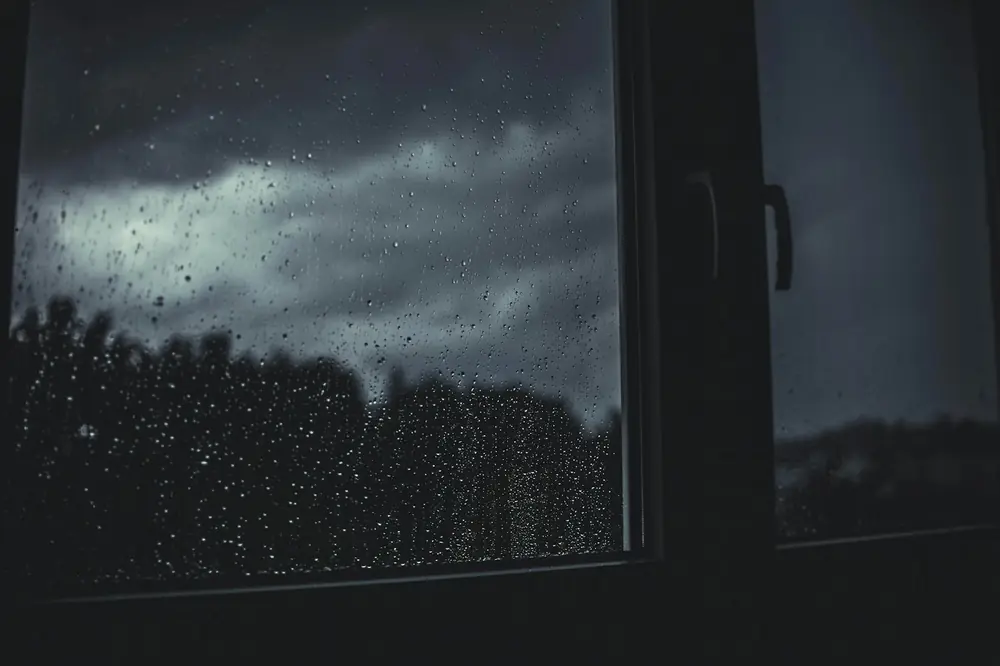 Fenêtre couverte de pluie, la nuit