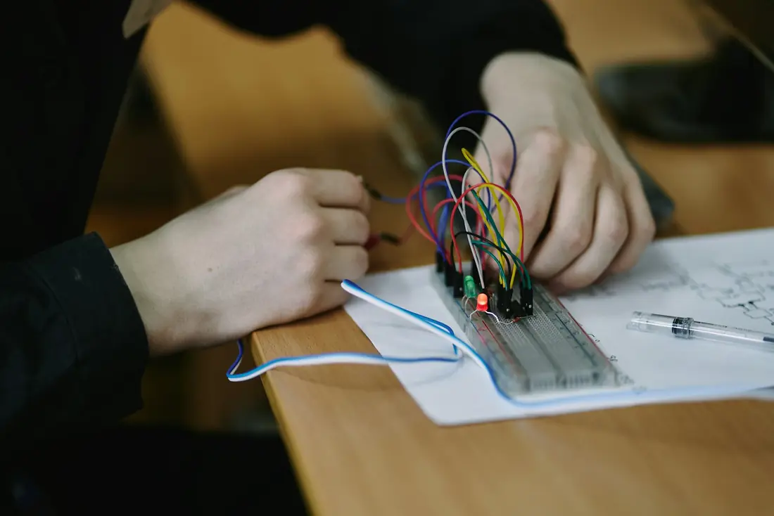 Travail de précision sur une carte électronique